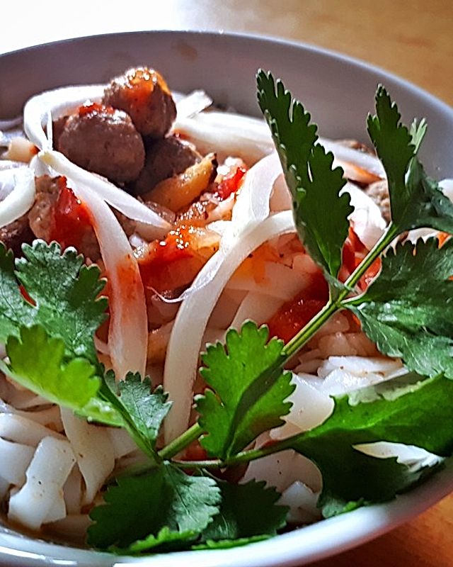 Asiatische Nudelsuppe mit Hackfleisch und Reisnudeln