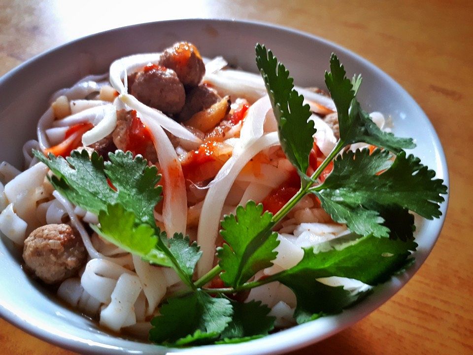 Asiatische Nudelsuppe mit Hackfleisch und Reisnudeln von typical-meta ...
