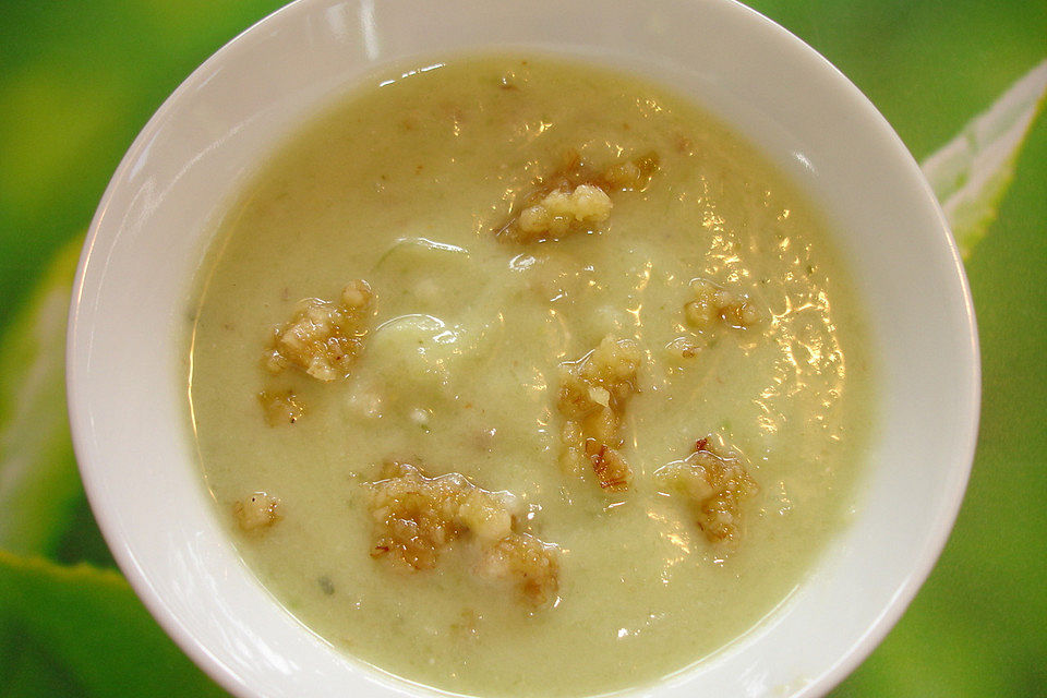 Kalte Gurkensuppe mit Avocado und Walnüssen