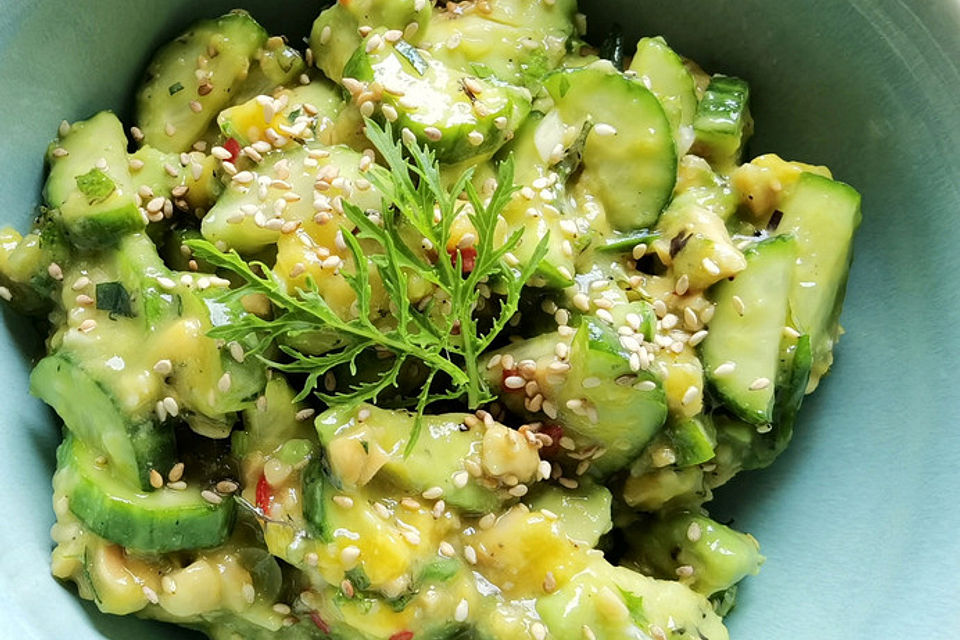 Thai-Gurkensalat mit Sesam und Avocado