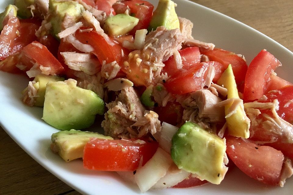 Tomatensalat "Barcelona" mit Avocado und Thunfisch