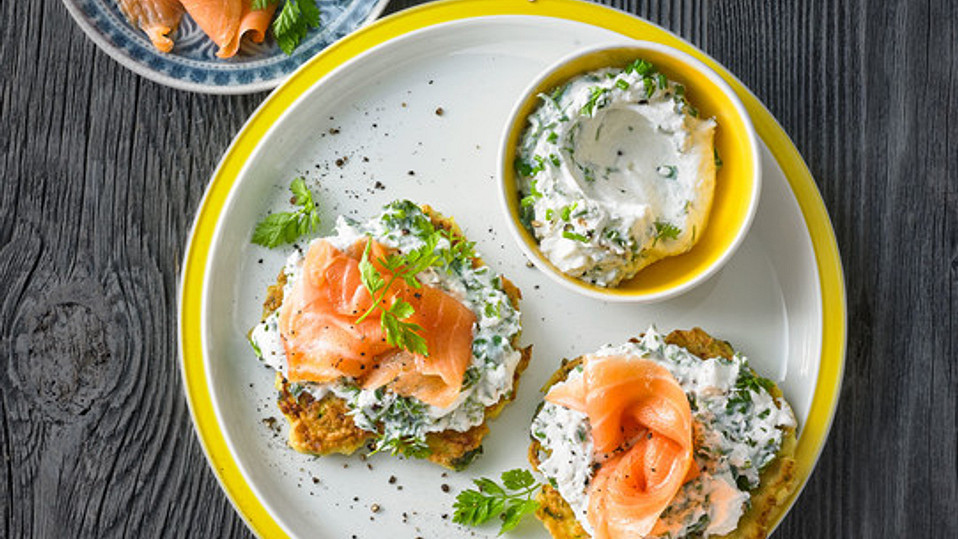 Gebackene-Zucchinipuffer-mit-Lachs