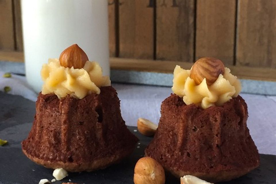 Schokoladen Minigugelhupf mit Erdnussbutterfrosting und Nüssen