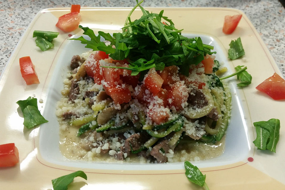 Rinderfiletspitzen auf Zucchinispaghetti in Portweinsoße