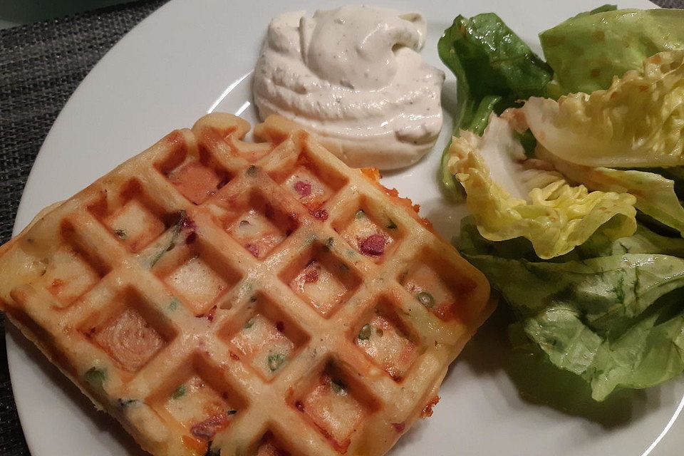 Herzhafte Waffeln mit Bacon, Cheddar und Frühlingszwiebeln