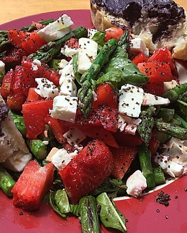Erdbeer-Spargel-Spinat-Feta-Salat mit Mohndressing