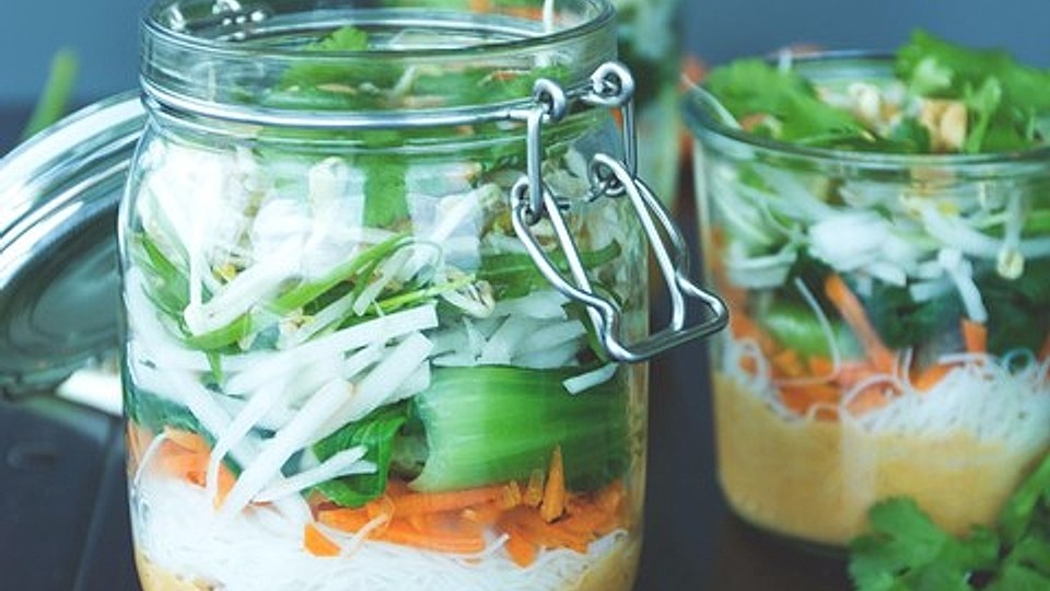 Asia-Nudelsalat-aus-dem-Glas-mit-Erdnussdressing
