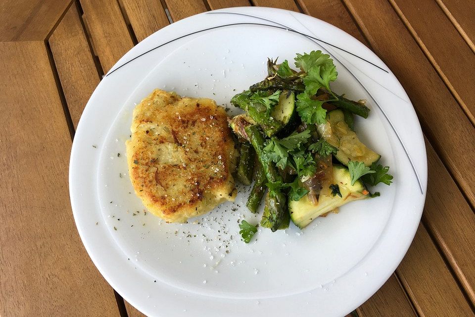 Alex' leichte Spargelpfanne mit Kartoffel-Couscous-Zucchini-Laibchen