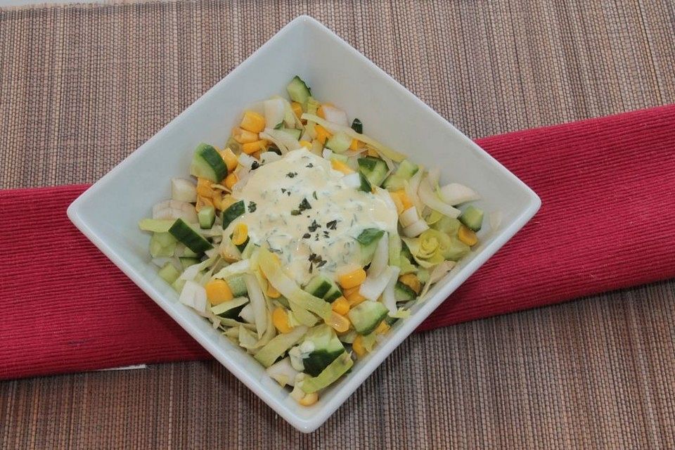 Chicorée-Gurken-Maissalat im Schmand-Senf-Dressing