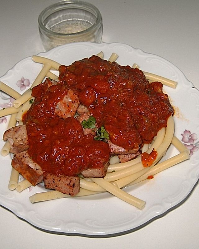 Makkaroni und Curry-Tomatensauce mit Leberkäsewürfel