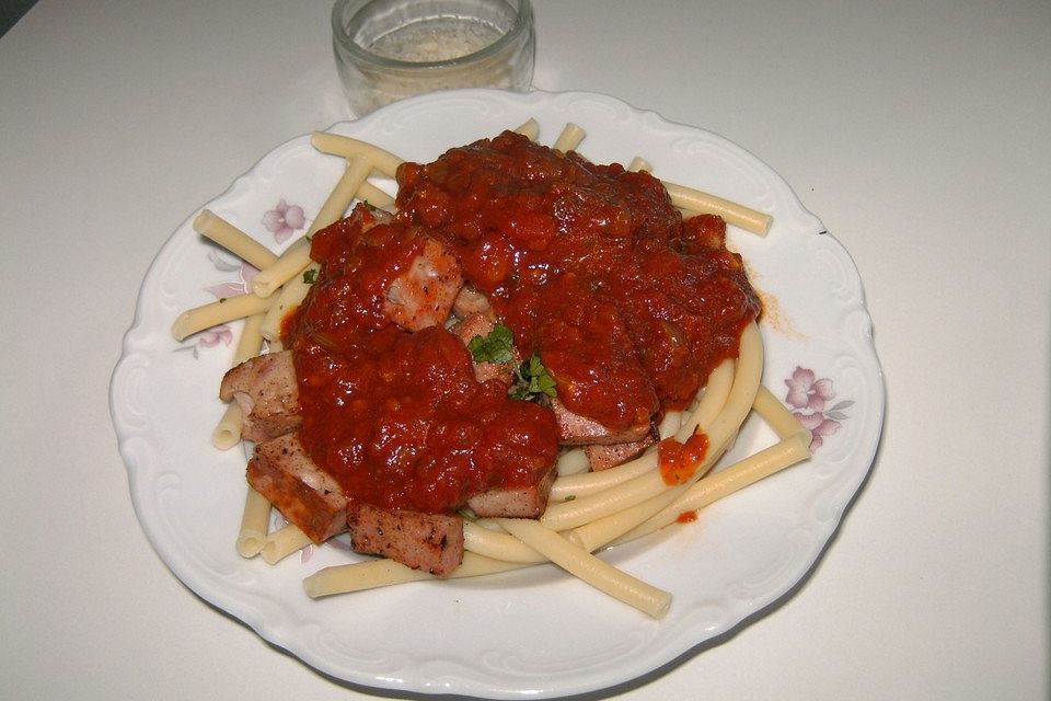 Makkaroni und Curry-Tomatensauce mit Leberkäsewürfel