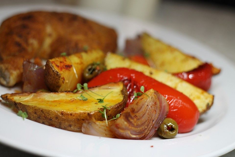 Kartoffeln, Zwiebeln, Paprika und Oliven aus dem Ofen