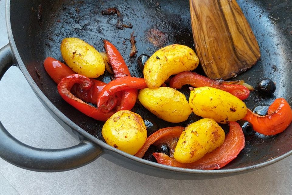 Kartoffeln, Zwiebeln, Paprika und Oliven aus dem Ofen