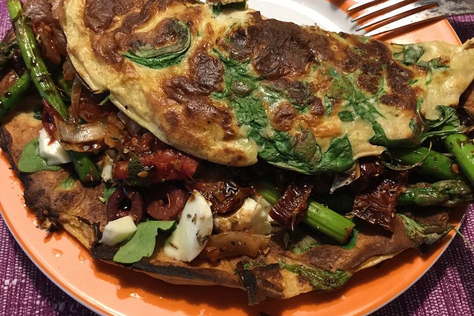 Rucola Crêpe mit Spargel, Tomaten, Oliven und Mozzarella