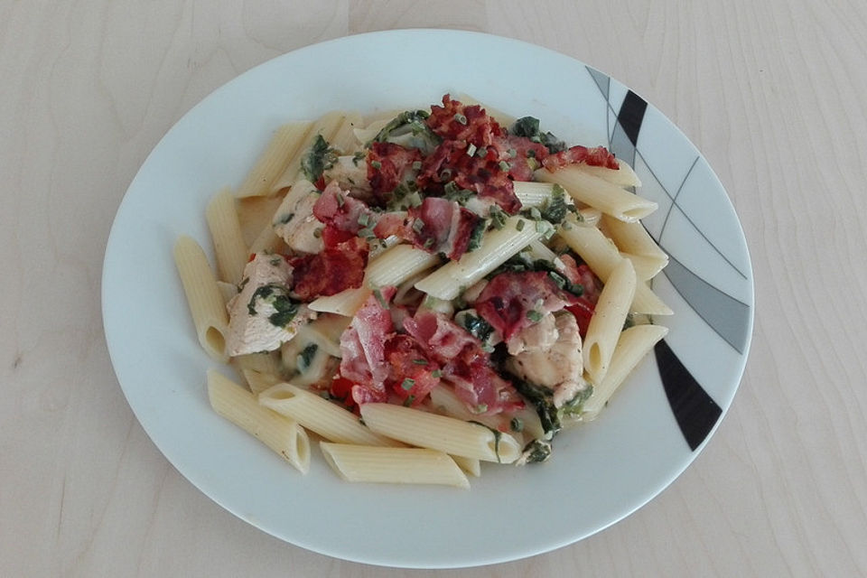 Cremige Hühnchen-Penne mit Spinat und Speck