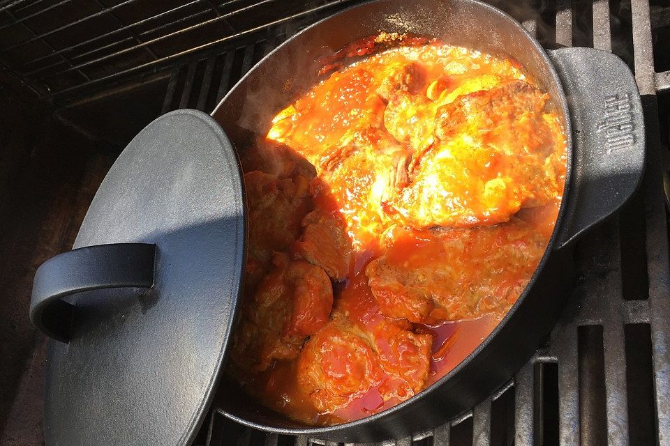 Schweinehals auf Gemüsebeet im Dutch Oven