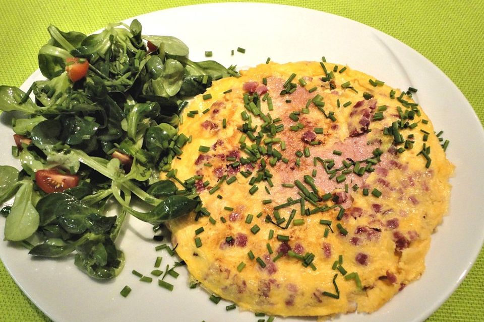 Fleischkäse Omelette mit Parmesan und Katenrauchschinkenwürfeln