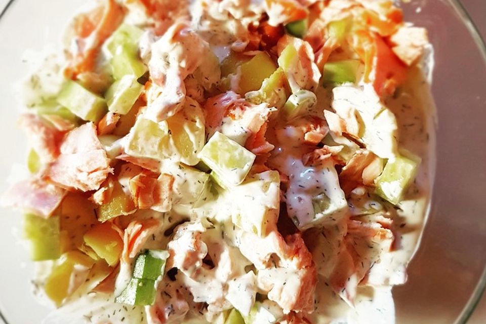 Leichter Kartoffelsalat mit Lachs und Gurke