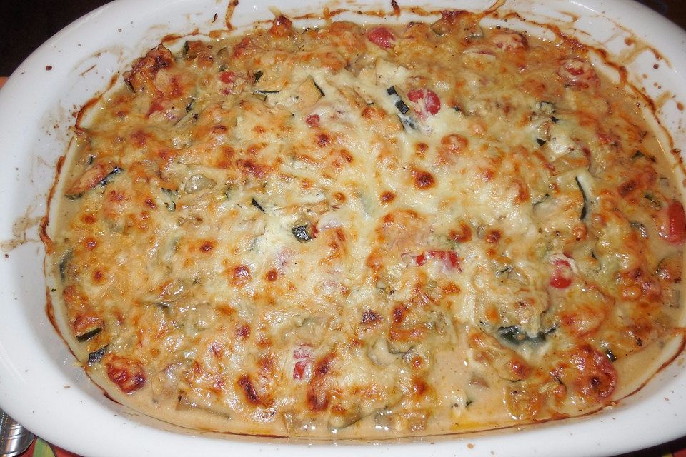 Hähnchenauflauf mit Gemüse und Käse überbacken