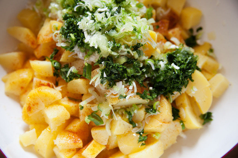 Sommerlicher Kartoffelsalat mit Ei, Frühlingszwiebel, Olivenöl und Zitrone