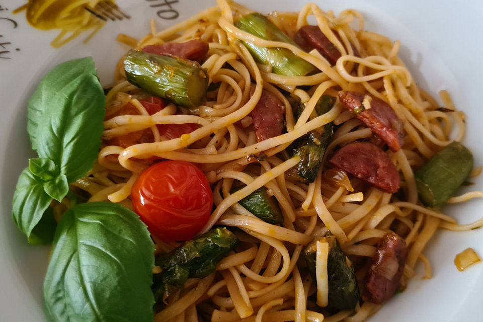 Linguine mit grünem Spargel, Chorizo und Kirschtomaten