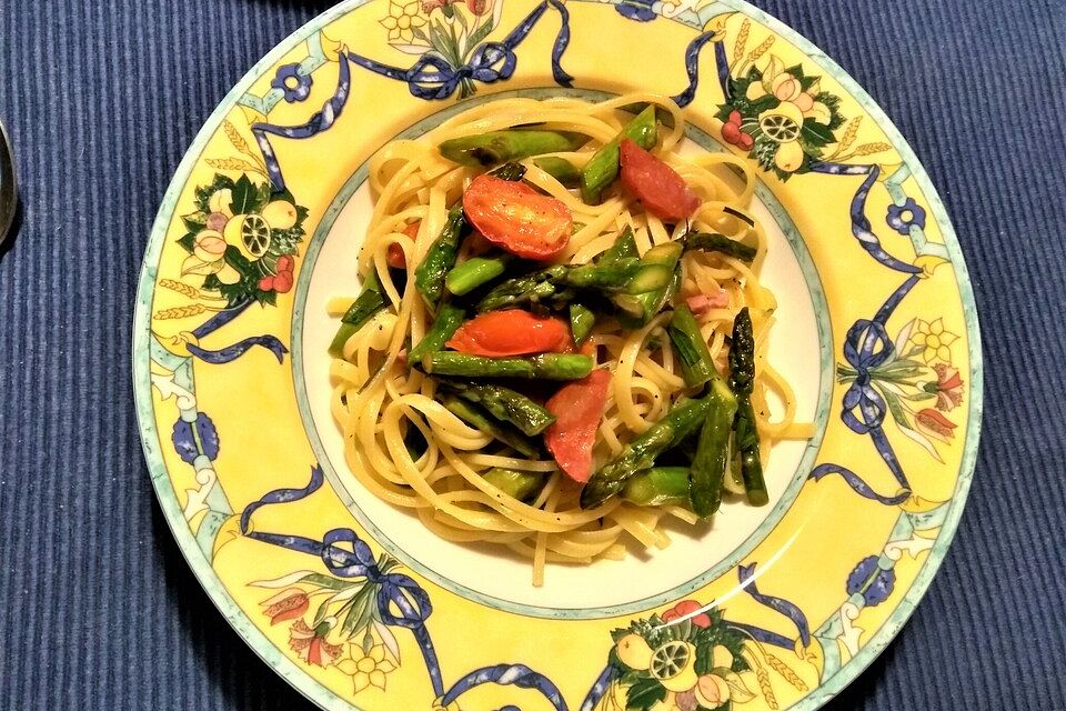 Linguine mit grünem Spargel, Chorizo und Kirschtomaten