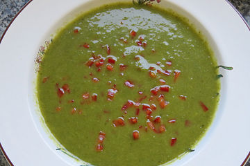 Scharfe grüne Suppe mit roten Tupfen