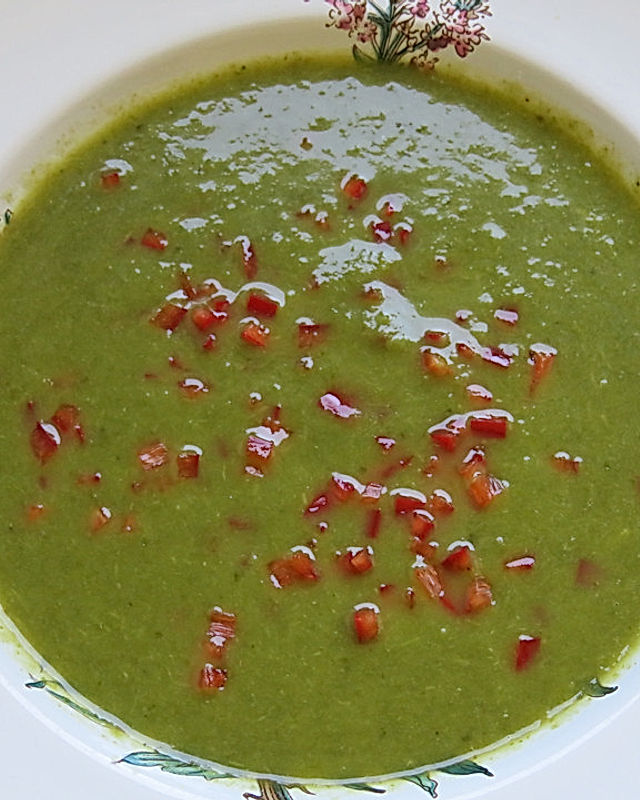 Scharfe grüne Suppe mit roten Tupfen