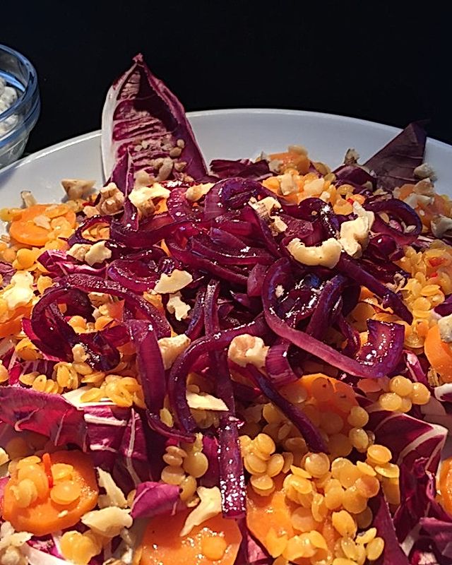 Möhren-Linsen-Salat mit Rotweinzwiebeln und Walnüssen