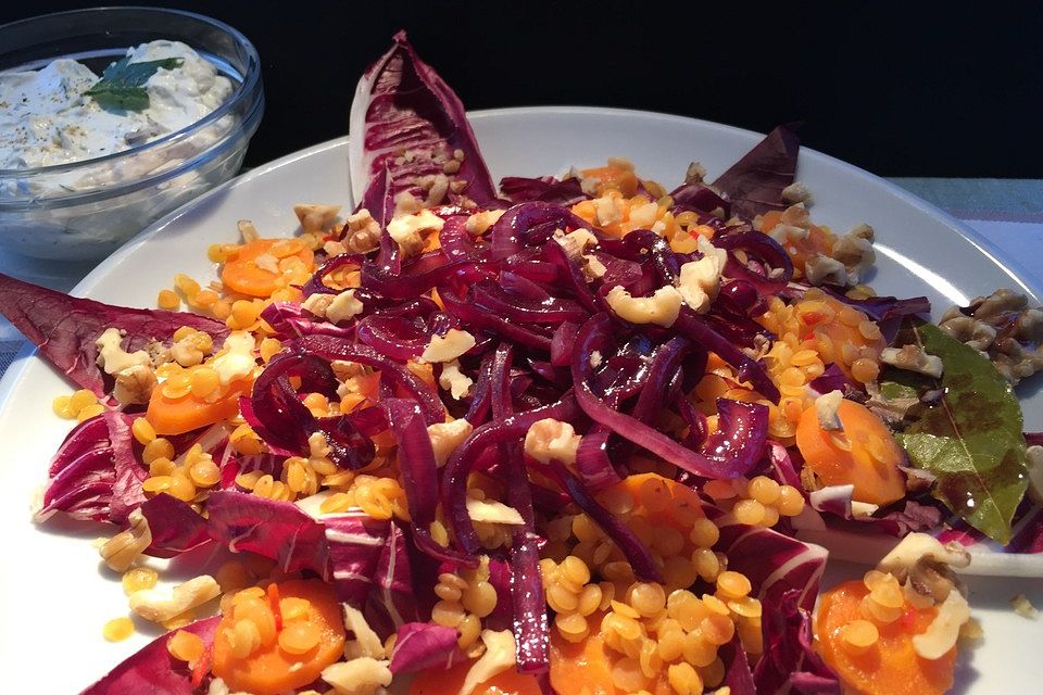 Möhren-Linsen-Salat mit Rotweinzwiebeln und Walnüssen