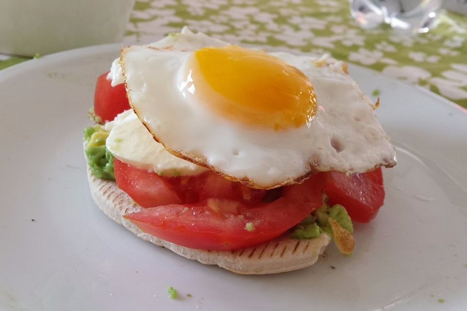 Pita-Brote mit Avocado und Spiegelei