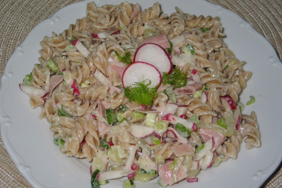 Vollkornnudelsalat mit Fenchel, Radieschen und Schinken