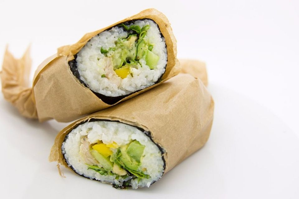 Sushi Burrito mit Putenbrust, Mango und Avocado