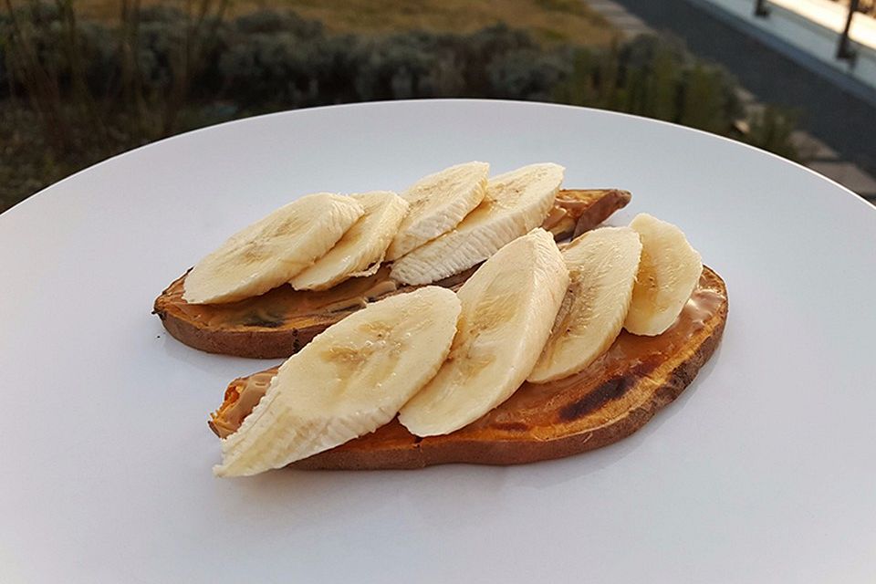 Süßkartoffeltoast mit Banane und Erdnussbutter