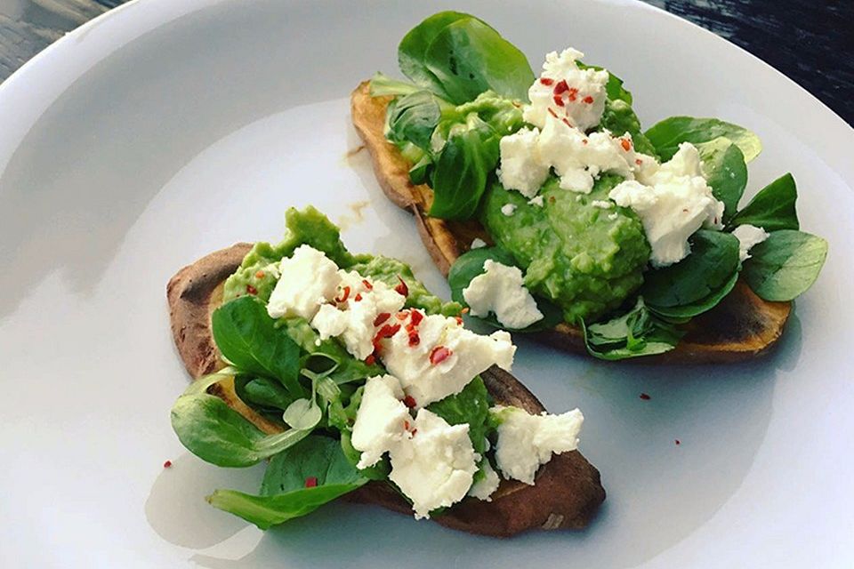 Süßkartoffeltoast mit Avocado, Feta und Feldsalat