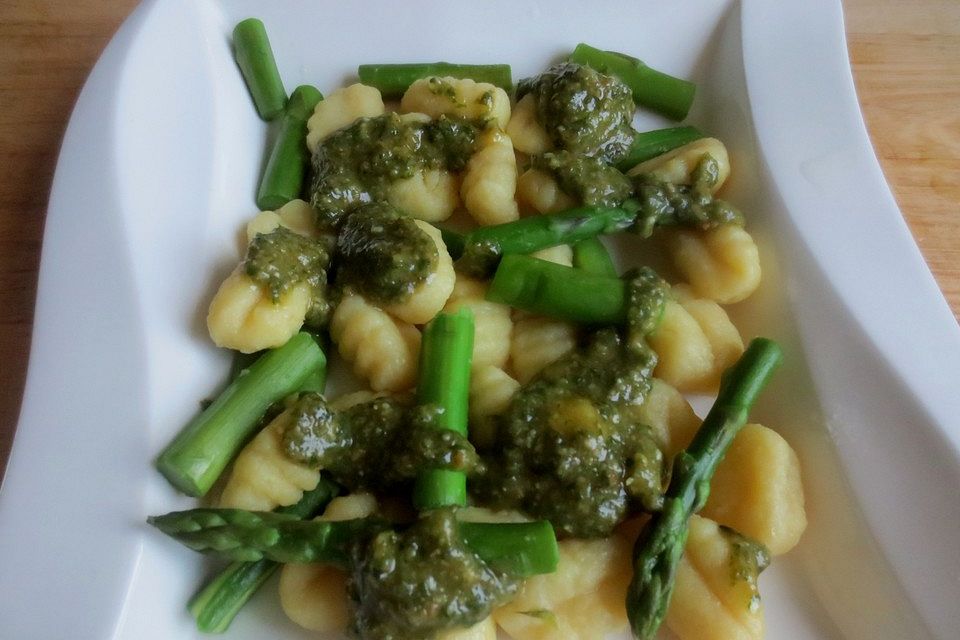 Gnocchi mit grünem Spargel und Pesto Genovese