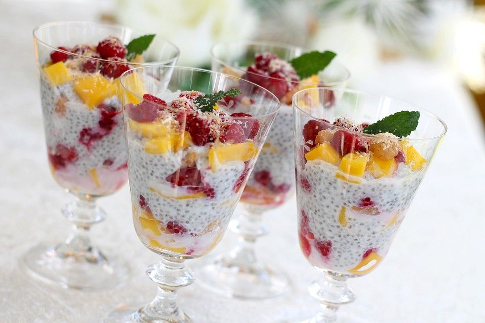 Chia-Pudding mit Mango und Himbeeren à la Gabi