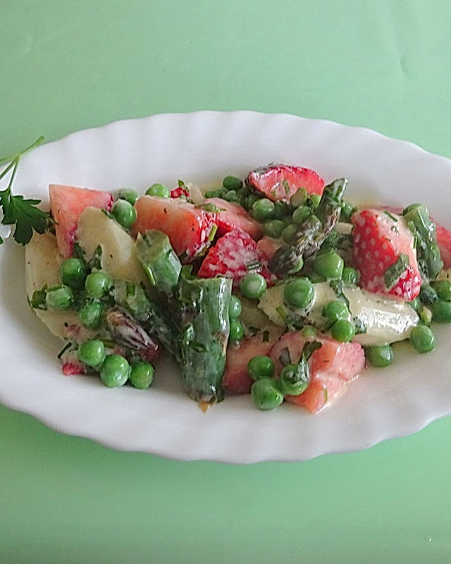 Spargel-Erdbeer-Salat mit Buttermilch-Dressing