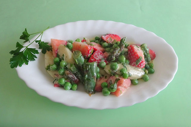 Spargel-Erdbeer-Salat mit Buttermilch-Dressing von Aennica| Chefkoch