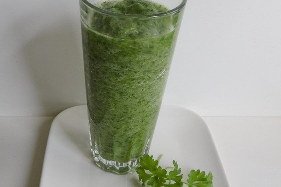 Grüner Smoothie mit Birne, Apfel, Sellerie, Spinat und Kräutern