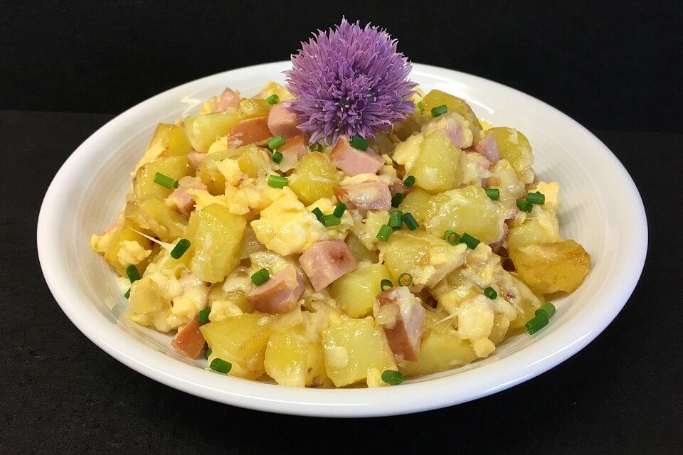 Bauernpfanne mit Fleischwurst und Ei