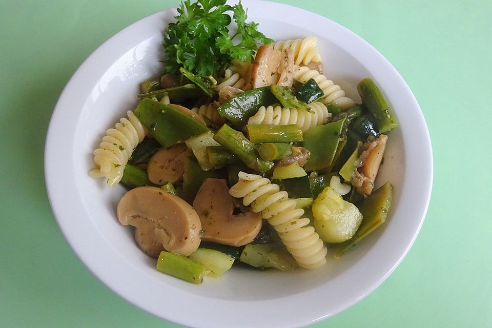 Nudelsalat mit grünem Spargel und Sommergemüse