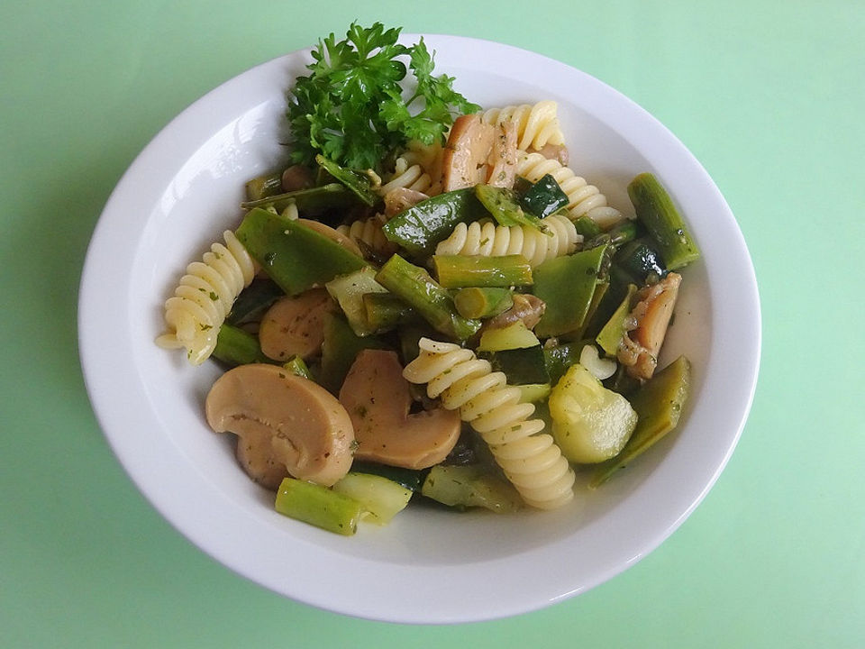 Nudelsalat mit grünem Spargel und Sommergemüse von Jux| Chefkoch Nudelsalat mit grünem Spargel und Sommergemüse von Jux| Chefkoch