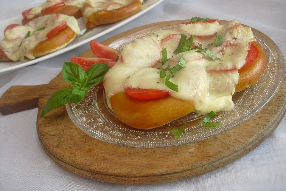 Gefüllte Tomate-Käse-Brezeln