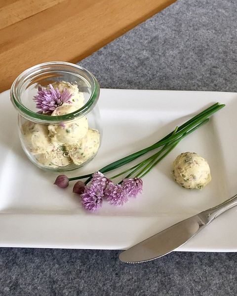Würzige Schnittlauchblüten-Butter von bine160874