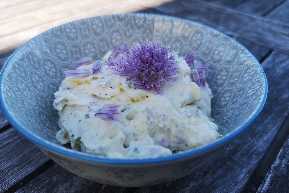 Schnittlauchblüten-Zitronen-Butter