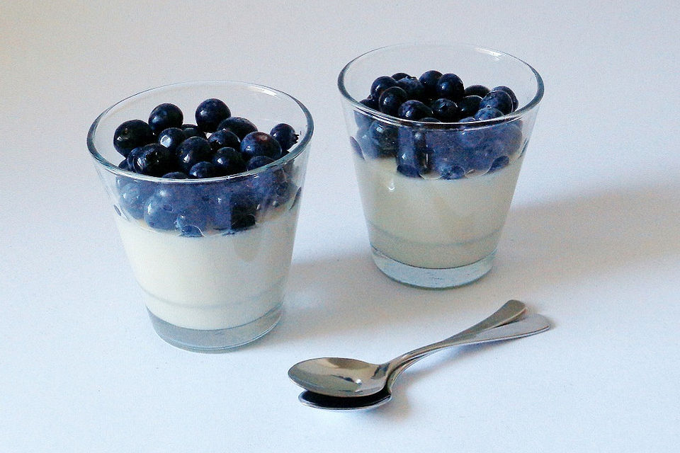 Pudding-Obst-Dessert im Glas