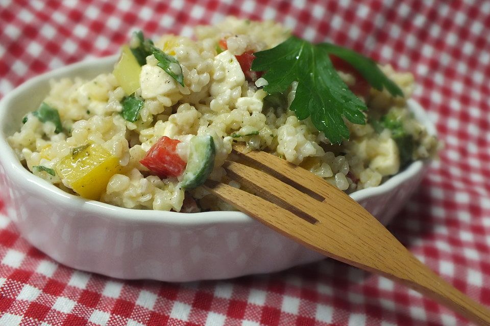 Couscous-Salat mit einer frischen Zitronen-Joghurt-Sauce