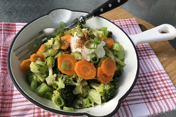 Gebratener Brokkoli mit Möhre, Zwiebel und Speck von Abacusteam | Chefkoch