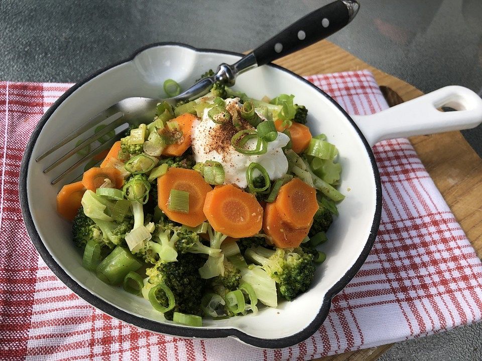Gebratener Brokkoli mit Möhre, Zwiebel und Speck von Abacusteam| Chefkoch